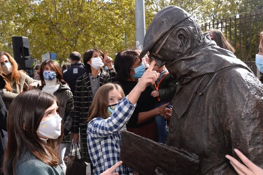 Las bisnietas del escritor Miguel Delibes, Elisa y Paloma, observan la escultura de su bisabuelo, obra del artista Eduardo Cuadrado, reci&eacute;n descubierta en la plaza Zorrilla de Valladolid en el d&iacute;a en el que se celebran cien a&ntilde;os del nacimiento del escritor vallisoletano. EFE/NACHO GALLEGO