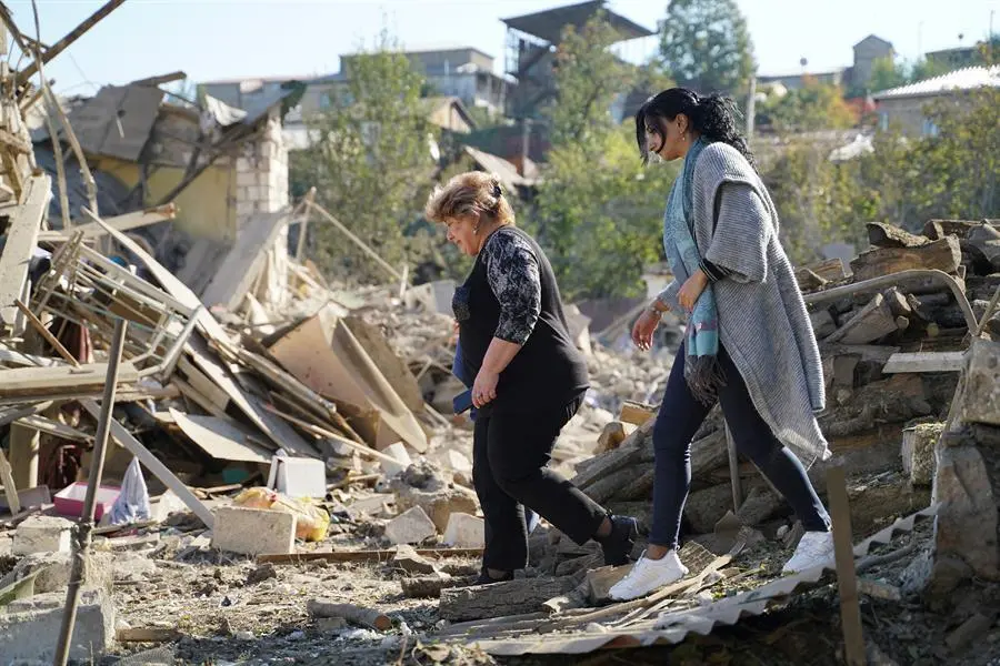 -Vista de los destrozos causados explosiones en Stepanakert (Nagorno Karabaj) hoy s&aacute;bado. EFE/Pablo Gonz&aacute;lez