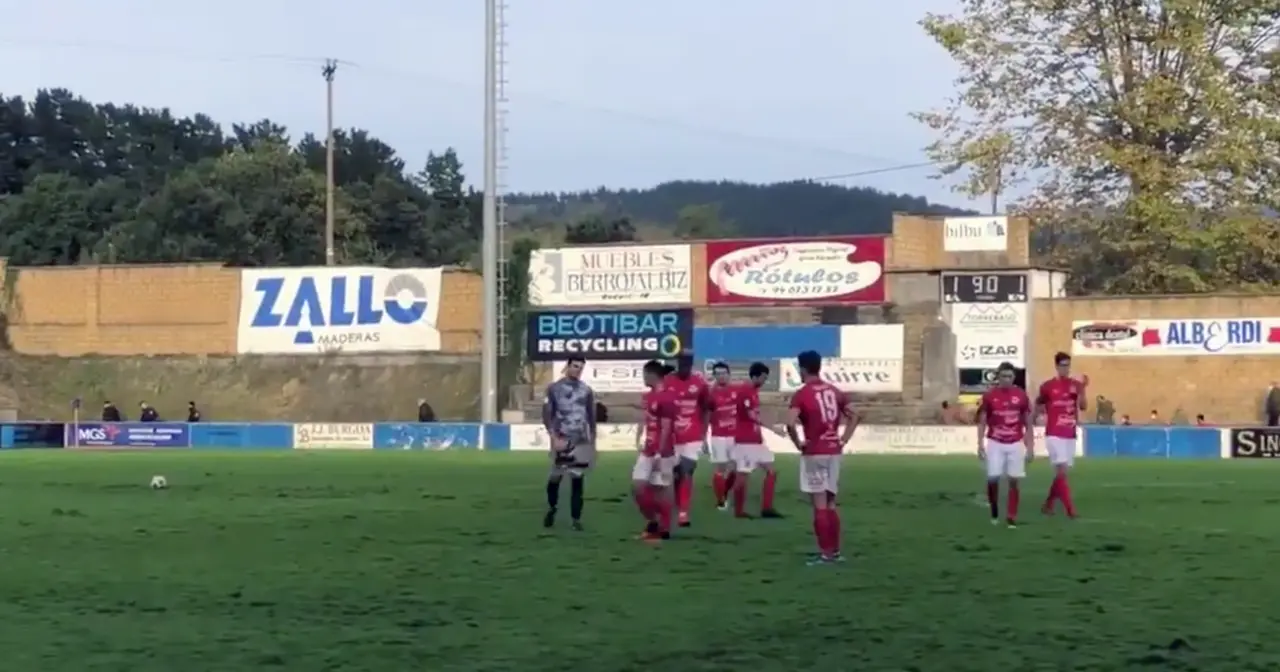 Los jugadores agradecen al p&uacute;blico su desplazamiento al campo en el partido Amorebieta-Laredo. / @CDLaredo
