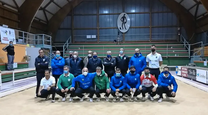 Los jugadores participantes en el torneo posan junto a los organizadores. / Alerta