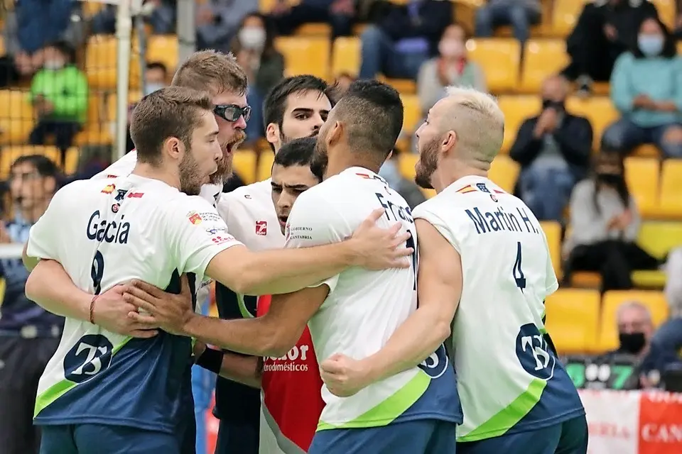 Los jugadores del Voley Textil Santanderina celebran un punto. / Marcos Fierro