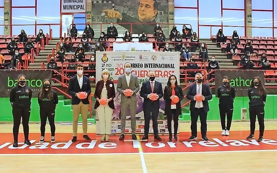 Autoridades y organizadores durante la presentaci&oacute;n del torneo que se disputar&aacute; en Torrelavega. / Alerta