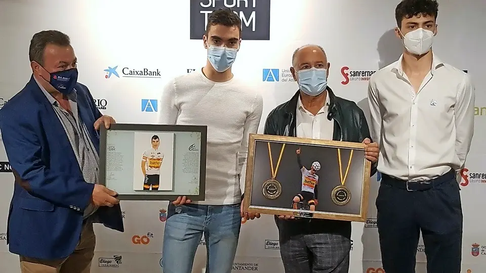Homenaje de despedida al ciclista alicantino Juan Ayuso. / CASTILLO