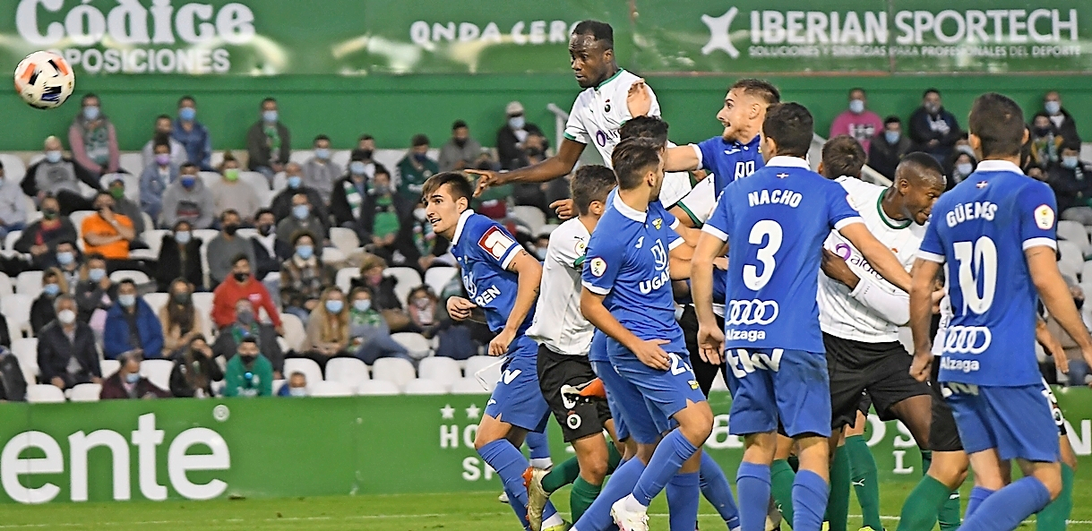 Nana se eleva por encima de todos para cabecear un bal&oacute;n que convertir&aacute; en gol y significar&aacute; el empate a uno final. / Hardy