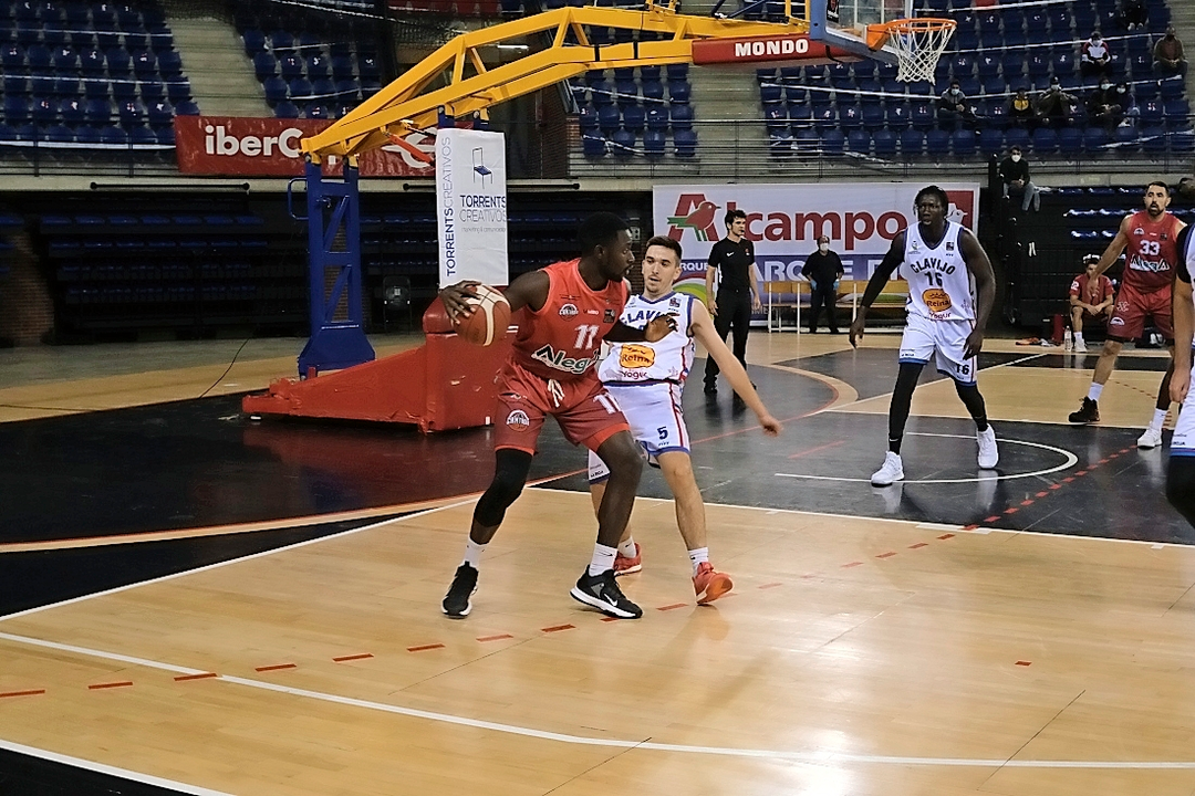 Un jugador del Alega Cantabria intenta sortear la defensa del equipo riojano. / Hugo G&oacute;mez