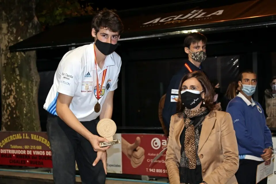 La consejera Paula Fern&aacute;ndez entrega a Mario Pell&oacute;n un galard&oacute;n. / Dar&iacute;o