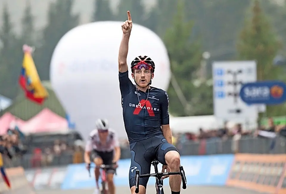 Tao Geoghegan Hart entrando vencedor en la meta. / LUCA ZENNARO