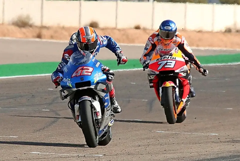 Alex Rins comienza a celebrar su victoria con Alex M&aacute;rquez detr&aacute;s. / Javier Cebollada
