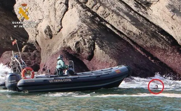 Uno de los furtivos intent&oacute; escapar lanz&aacute;ndose al mar. / OPC