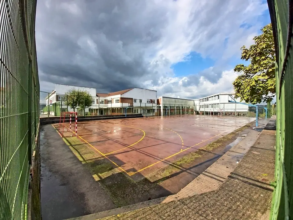 Pista deportiva del IES Los Remedios, en El Astillero. / ALERTA