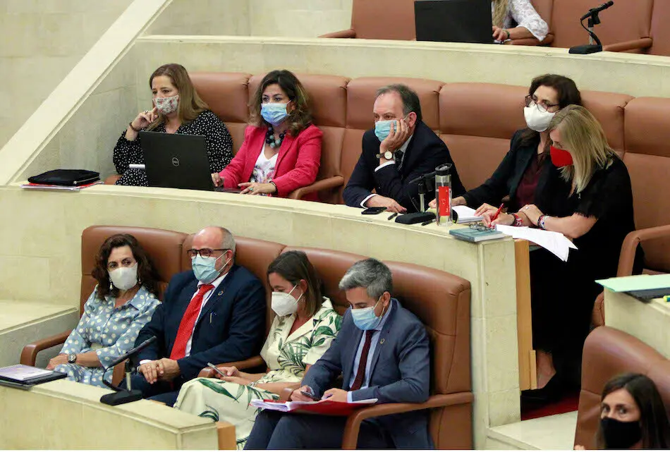 La bancada socialista en una sesi&oacute;n en el Parlamento de Cantabria. / HARDY