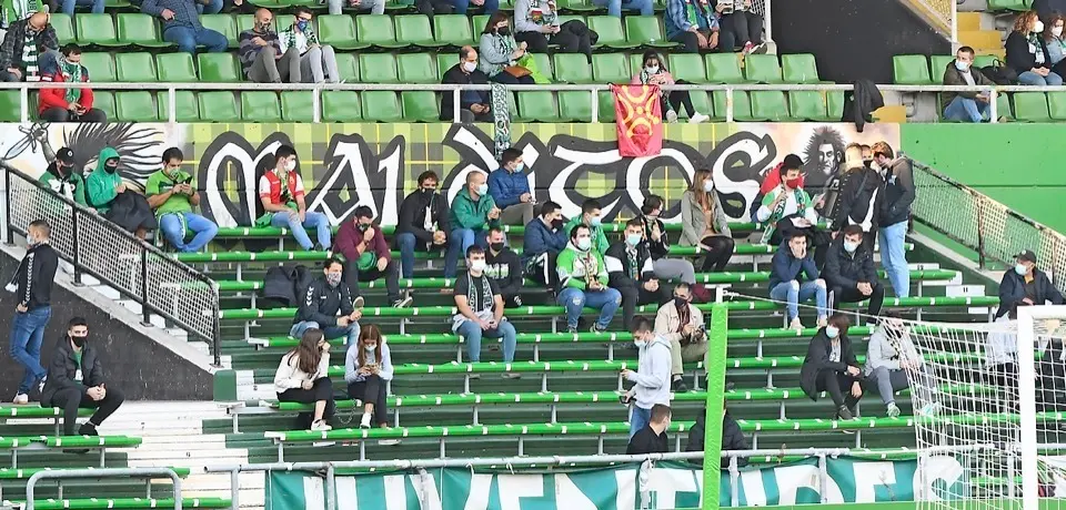 &lsquo;La Gradona&rsquo; present&oacute; un aspecto muy diferente al habitual en el primer partido de la liga. / hardy