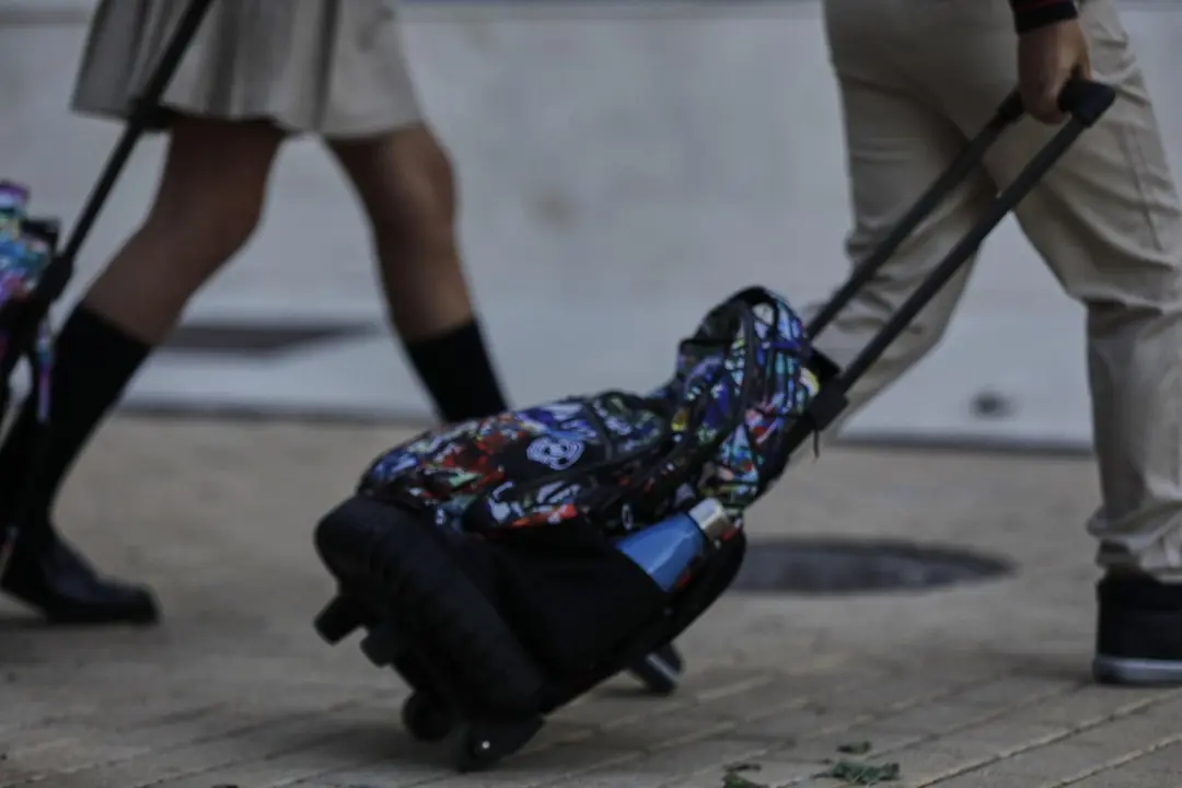 Alumnos con mochila. Archivo  