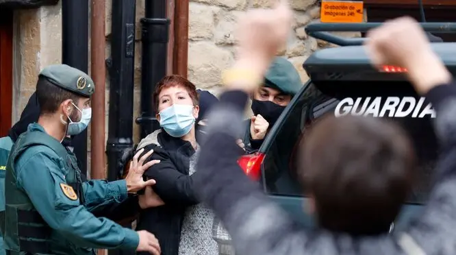 La ex miembro de ETA, Ekhine Eizaguirre, al ser este lunes por la Guardia Civil en Zarauz, como responsable de un antiguo zulo de explosivos de la banda descubierto de manera fortuita por un ciudadano en junio de 2019. : JUAN HERRERO (EFE)