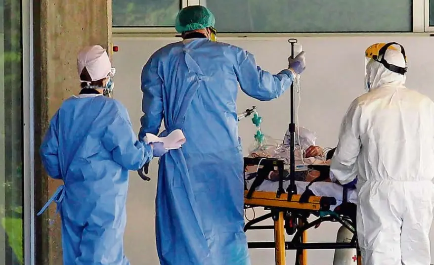 Varios sanitarios trasladan a un paciente a la zona de Urgencias del Hospital Marqu&eacute;s de Valdecilla. / J. Ram&oacute;n