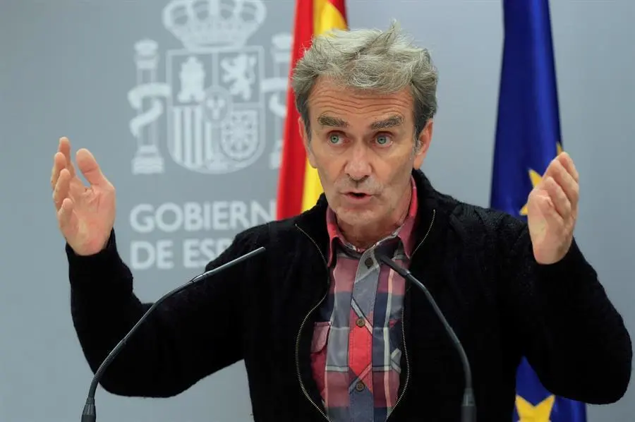 El Director del Centro de Coordinaci&oacute;n de Alertas y Emergencias Sanitarias, Fernando Sim&oacute;n, este lunes, durante la rueda de prensa en el Ministerio de Sanidad en Madrid.- EFE/Fernando Alvarado