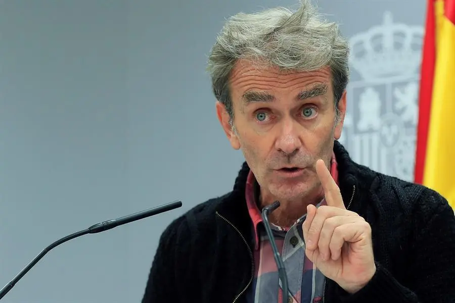 l Director del Centro de Coordinaci&oacute;n de Alertas y Emergencias Sanitarias, Fernando Sim&oacute;n, este lunes, durante la rueda de prensa en el Ministerio de Sanidad en Madrid.- EFE/Fernando Alvarado