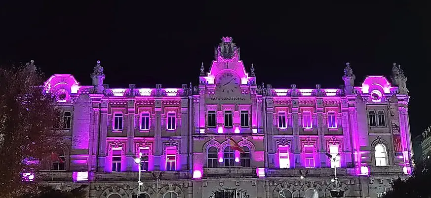 El Ayuntamien- to de Santander luci&oacute; la pasada noche de color rosa en conme- moraci&oacute;n del D&iacute;a Muncial con- tra el C&aacute;ncer de Mama que como cada a&ntilde;o se ce- lebra el d&iacute;a 19 de octubre, una enfermedad de la que se esti- ma que habr&aacute; 33.000 nuevos diagn&oacute;sticos este a&ntilde;o. / ALERTA