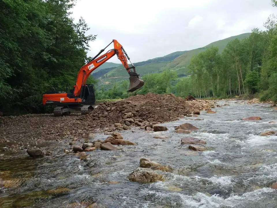 Actuaciones de CHCant&aacute;brico en el r&iacute;o Saja a su paso por Ter&aacute;n.
