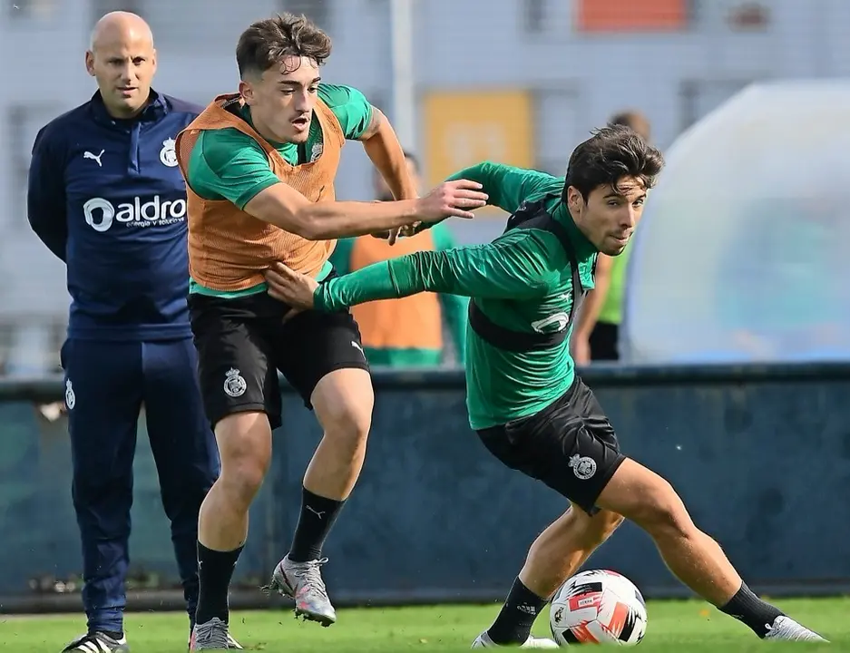 Rozada, siguiendo atento el duelo entre Ceballos y Mart&iacute;n Solar. / Hardy