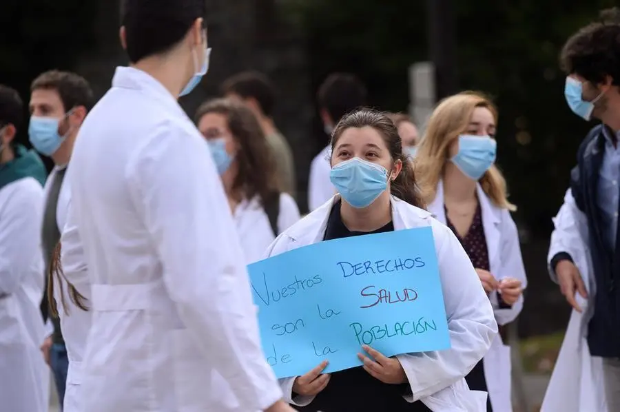 Un momento de la concentraci&oacute;n de los m&eacute;dicos residentes de Cantabria, este martes en Santander. Los m&eacute;dicos de Cantabria est&aacute;n llamados a la huelga el pr&oacute;ximo d&iacute;a 27 para exigir la retirada del decreto del Ministerio de Sanidad que permite contratar a m&eacute;dicos sin titulo de especialista y a profesionales de fuera de la Uni&oacute;n Europea que no tengan su t&iacute;tulo homologado en Espa&ntilde;a.- EFE/Pedro Puente Hoyos