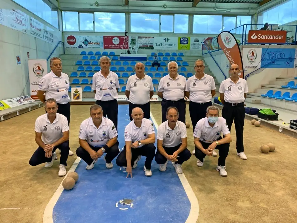 Los jugadores de Quijano y Pe&ntilde;acastillo posan antes del inicio de la final ayer en Cueto. / Hardy