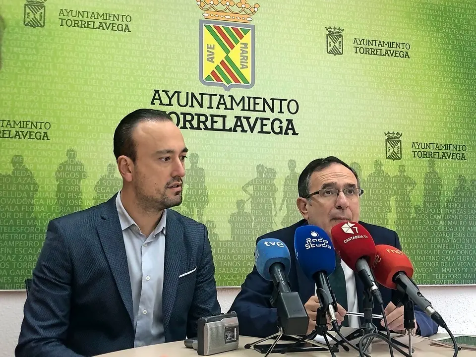 El alcalde de Torrelavega, Javier L&oacute;pez Estrada y el socialista Jos&eacute; Manuel Cruz Viadero. / aLERTA / ARCHIVO