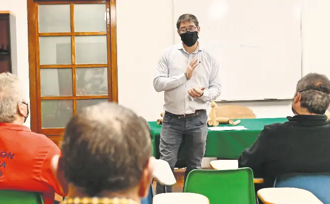 P&eacute;rez Manso durante el encuentro. / ALERTA