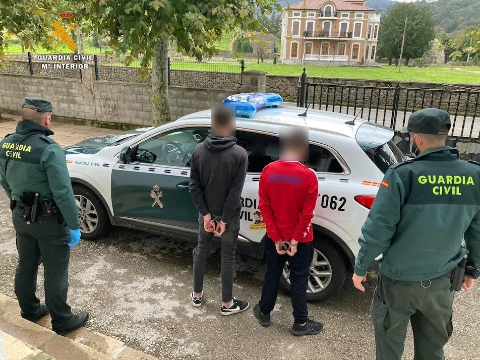 Detenidos por robo en Sar&oacute;n. / G. CIVIL