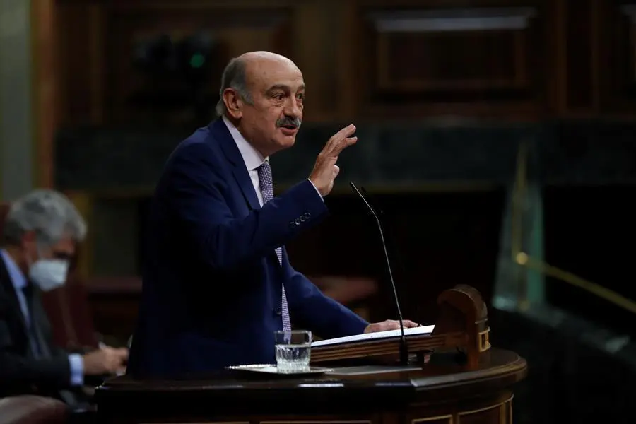El portavoz parlamentario del Partido Regionalista de Cantabria (PRC), Jos&eacute; Mar&iacute;a Maz&oacute;n, interviene durante la moci&oacute;n de censura de Vox al gobierno de coalici&oacute;n en el Congreso de los Diputados, este mi&eacute;rcoles. EFE/Emilio Naranjo