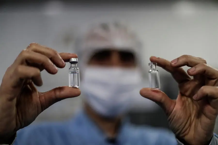 Vista de dos ampollas con muestras de la vacuna de Oxford, el pasado 7 de agosto de 2020, en el laboratorio de BioManguinhos, el instituto de producci&oacute;n de inmunobiol&oacute;gicos de la Fundaci&oacute;n Oswaldo Cruz, en R&iacute;o de Janeiro (Brasil). EFE/Antonio Lacerda/Archivo