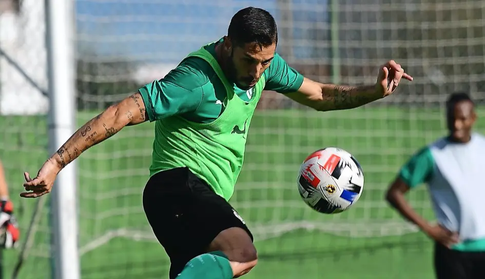 &Aacute;lvaro Cejudo golpea un bal&oacute;n durante el entrenamiento de ayer en las instalaciones Nando Yosu. / hardy