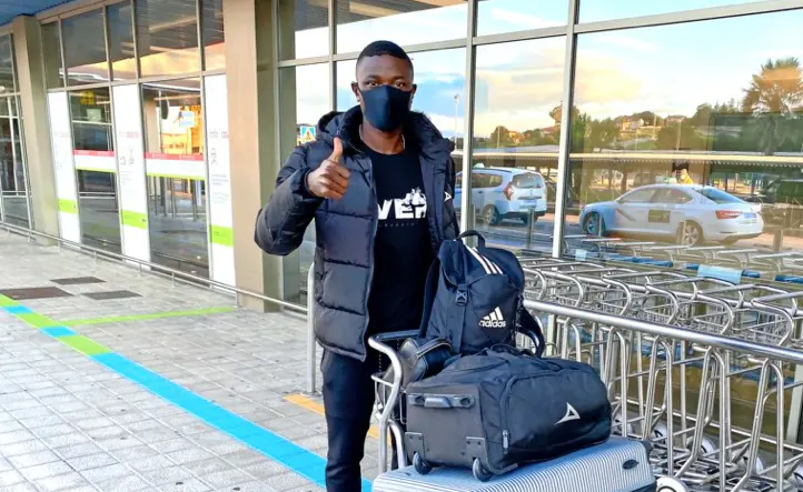 Soko, a su llegada al aeropuerto de Parayas a primera hora de la ma&ntilde;ana. / -Hardy