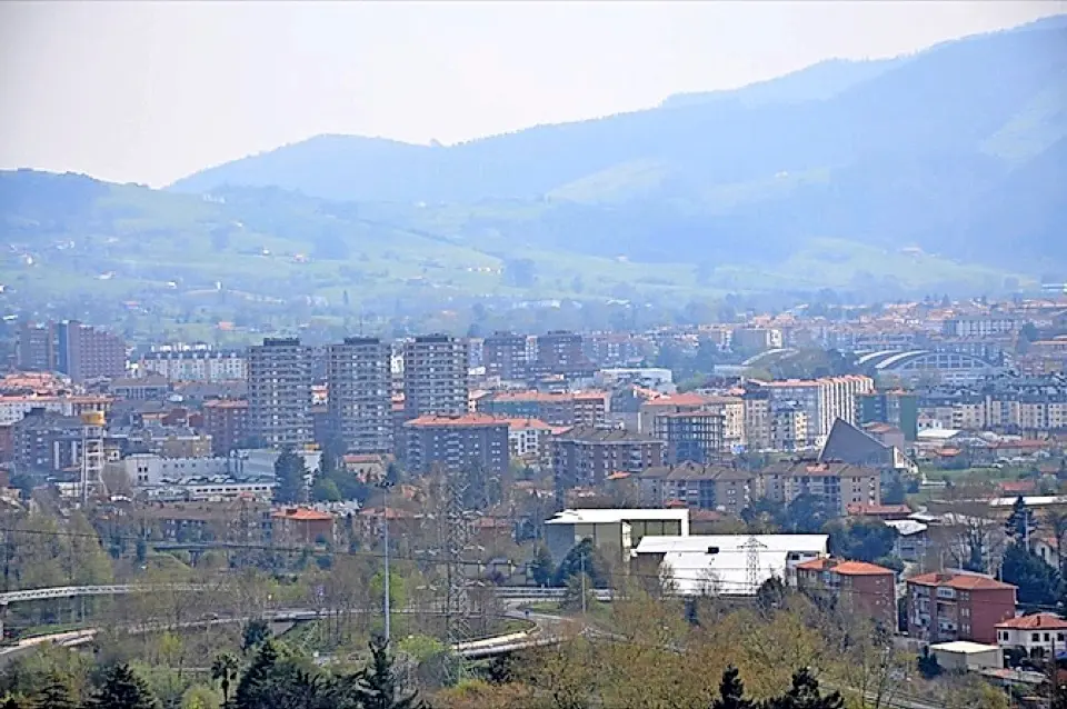 Vista de la capital del Besaya desde el Hospital Sierrallana. / S.D.