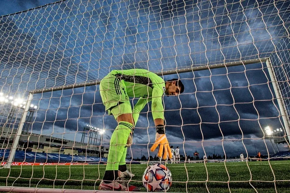 GRAF5217. MADRID, 21/10/2020.- El portero belga del Real Madrid, Thibaut Courtois encaja uno de los goles ante el Shakhtar, en partido de la primera jornada de la Liga de Campeones, este mi&eacute;rcoles en el estadio Alfredo di Stefano . EFE/JuanJo Mart&iacute;n