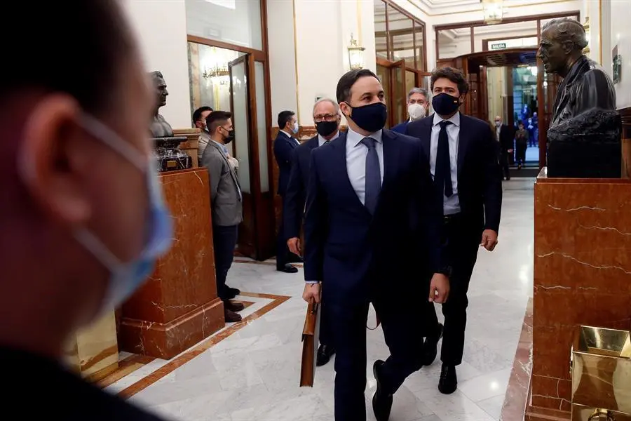 El l&iacute;der de Vox, Santiago Abascal, a su llegada a la segunda y &uacute;ltima sesi&oacute;n del debate de moci&oacute;n de censura presentada por Vox, este jueves en el Congreso de los Diputados. EFE/Mariscal