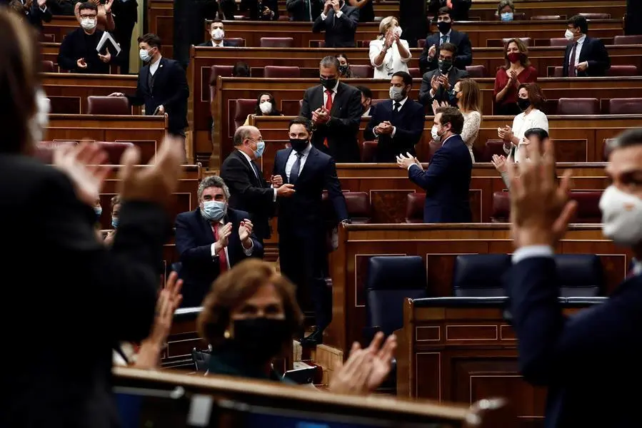 El l&iacute;der de Vox, Santiago Abascal (c, al fondo), despu&eacute;s de que el Congreso de los Diputados haya rechazado este jueves la moci&oacute;n de censura de su formaci&oacute;n al recabar tan solo el s&iacute; de sus 52 diputados y el no del resto de la C&aacute;mara al completo, un total de 298 votos que hace que sea el rechazo m&aacute;s contudente de la democracia. EFE/Mariscal