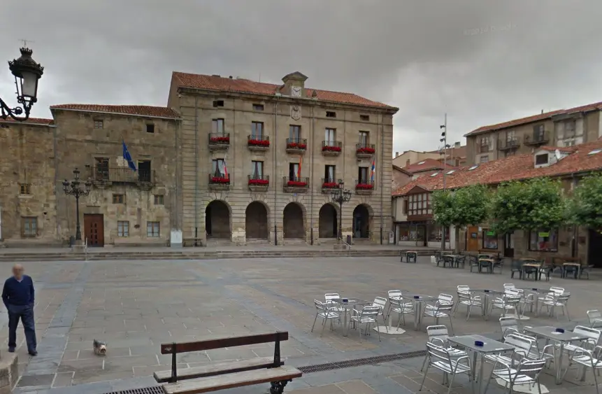 Vista del Ayuntamiento de Reinosa. / ALERTA