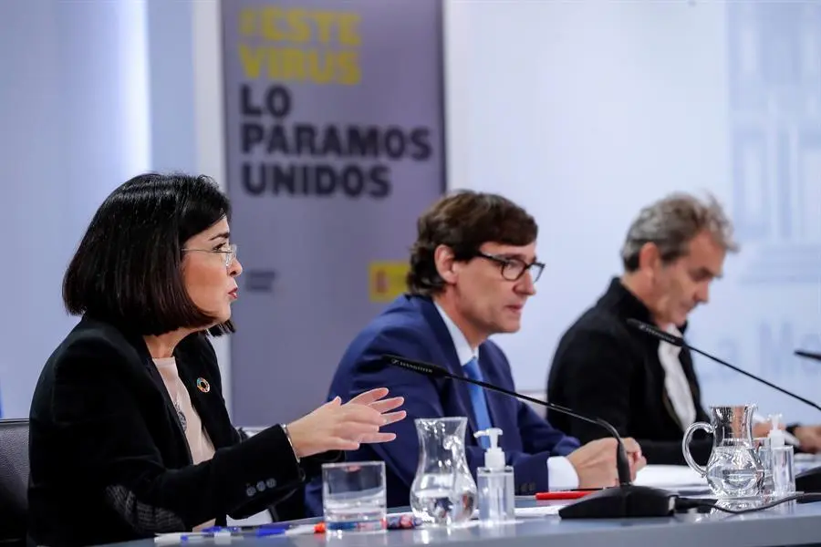 La ministra de Pol&iacute;tica Territorial Carolina Darias, el ministro de Sanidad Salvador Illa (c) y el director del Centro de Coordinaci&oacute;n de Alertas y Emergencias Sanitarias del Ministerio de Sanidad, Fernando Sim&oacute;n, durante la rueda de prensa que ofrecen este jueves en el Palacio de La Moncloa, en Madrid. EFE/Emilio Naranjo