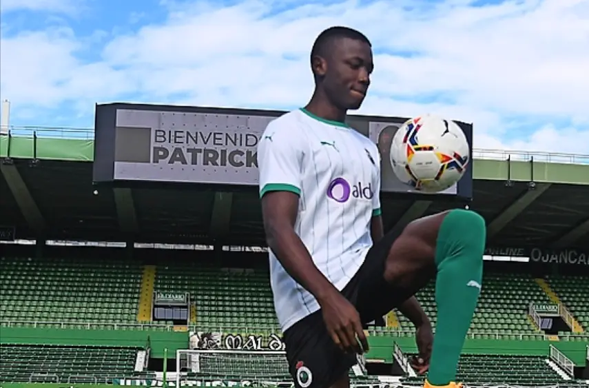 Patrick Soko, pisando por vez primera el c&eacute;sped de Los Campos de Sport. / Hardy