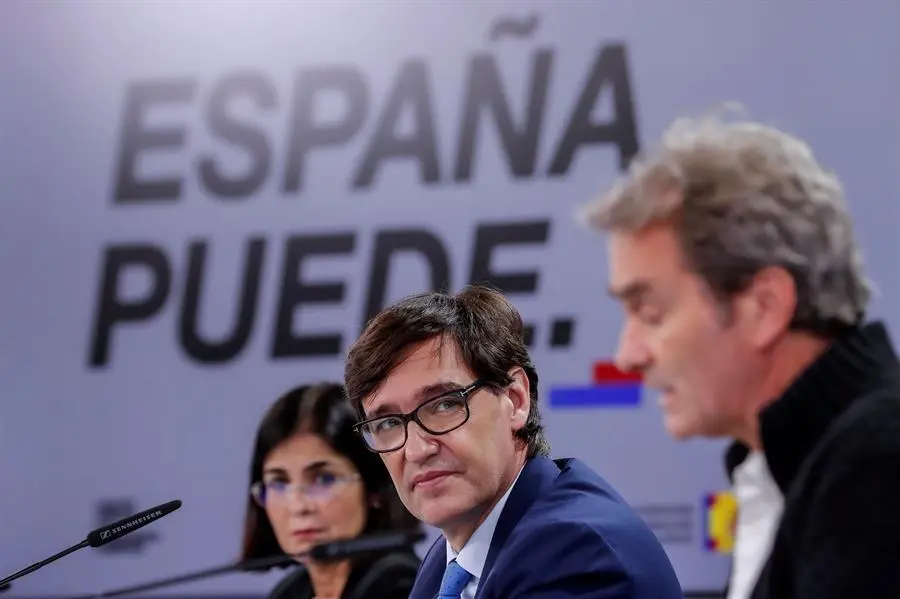 La ministra de Pol&iacute;tica Territorial Carolina Darias, el ministro de Sanidad Salvador Illa (c) y el director del Centro de Coordinaci&oacute;n de Alertas y Emergencias Sanitarias del Ministerio de Sanidad, Fernando Sim&oacute;n, durante la rueda de prensa que ofrecen este jueves en el Palacio de La Moncloa, en Madrid. EFE/Emilio Naranjo