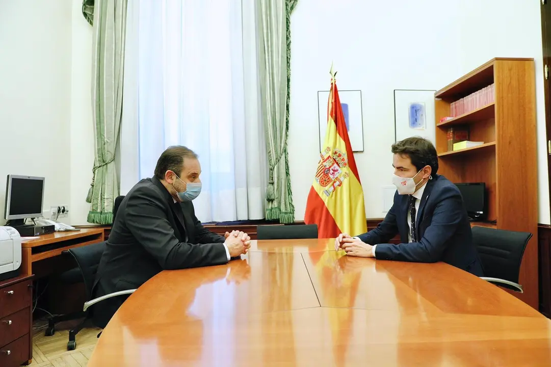 El secretario de Ordenaci&oacute;n Territorial, Vivienda, Infraestructuras y Transportes del PSOE y diputado nacional por Cantabria, Pedro Casares durante la reuni&oacute;n con el ministro de Transportes, Movilidad Sostenible y Agenda Urbana, Jos&eacute; Luis &Aacute;balos. / ALERTA
