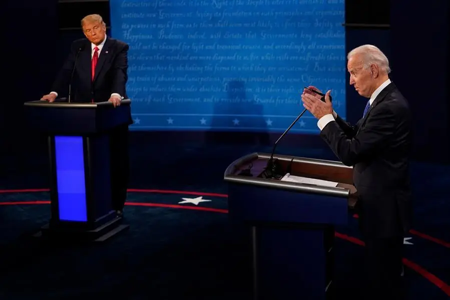 El presidente de los Estados Unidos, Donald J. Trump, junto a la primera dama de los Estados Unidos, Melania Trump (izquierda), mientras el candidato dem&oacute;crata Joe Biden (derecha) habla con el moderador despu&eacute;s de que participaron en el debate presidencial en el Curb Event Center de la Universidad de Belmont en Nashville, Tennessee, EE. UU. 22 de octubre de 2020. El debate es el debate final entre el presidente de Estados Unidos, Donald J. Trump, y el candidato dem&oacute;crata Joe Biden, antes de las elecciones estadounidenses del 3 de noviembre. (Estados Unidos) EFE / EPA / MICHAEL REYNOLDS