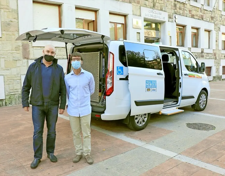 El concejal de Sanidad y Mayores, Borja Sainz, y por el taxista Francisco Fern&aacute;ndez.