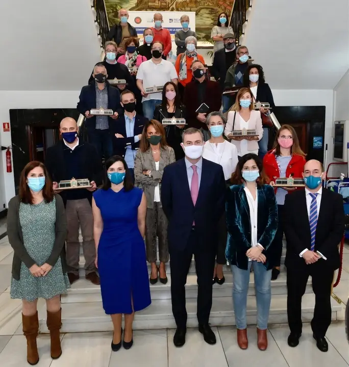 Foto de familia de los participantes en el homenaje. / ALERTA
