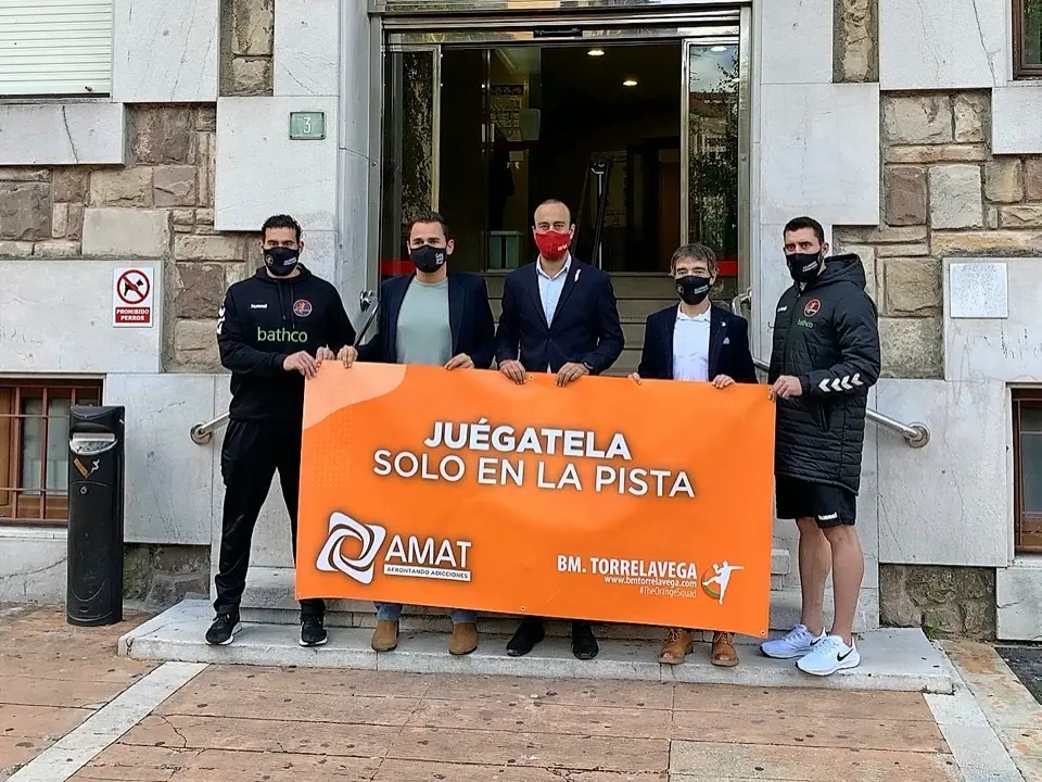 Autoridades y miembros del club tras la firma. / ALERTA