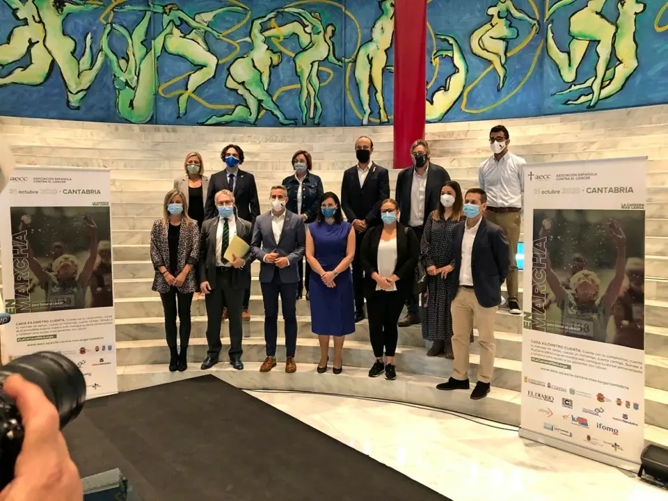 Asistentes a la presentaci&oacute;n de la carrera virtual contra el c&aacute;ncer. / ALERTA