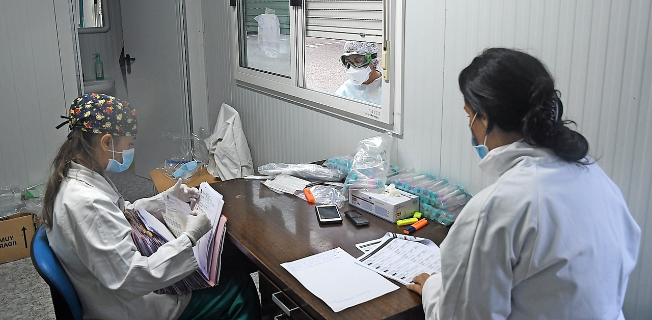 Preparando el material para las pruebas PCR. / ALERTA