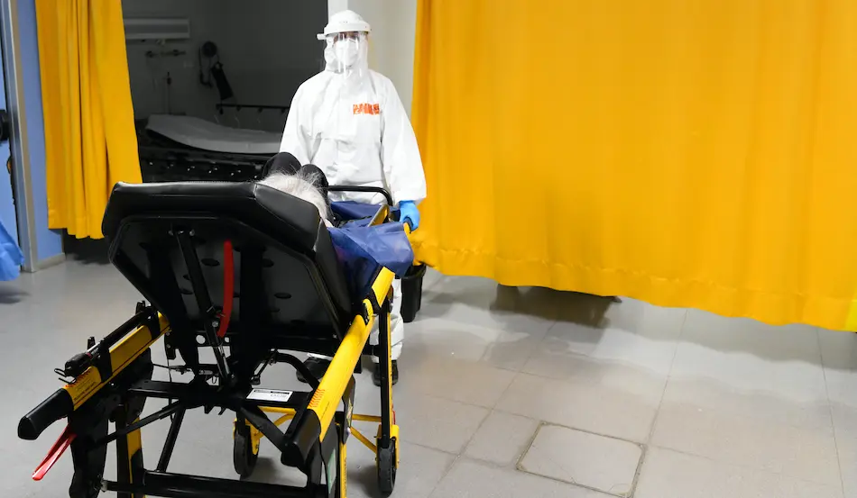 Un sanitario ubica a un paciente en la zona UCI del Hospital Marqu&eacute;s de Valdecilla. / ALERTA