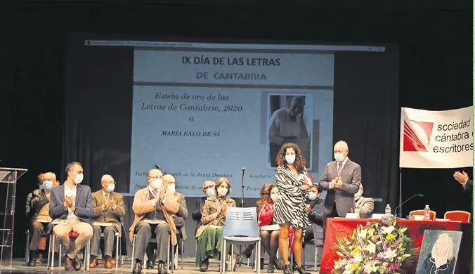 La hija de Mar&iacute;a Ealo recibe el galard&oacute;n concedido a su madre. / Alerta